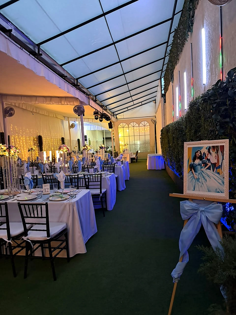 Recepción con mesas y retrato de quinceañera