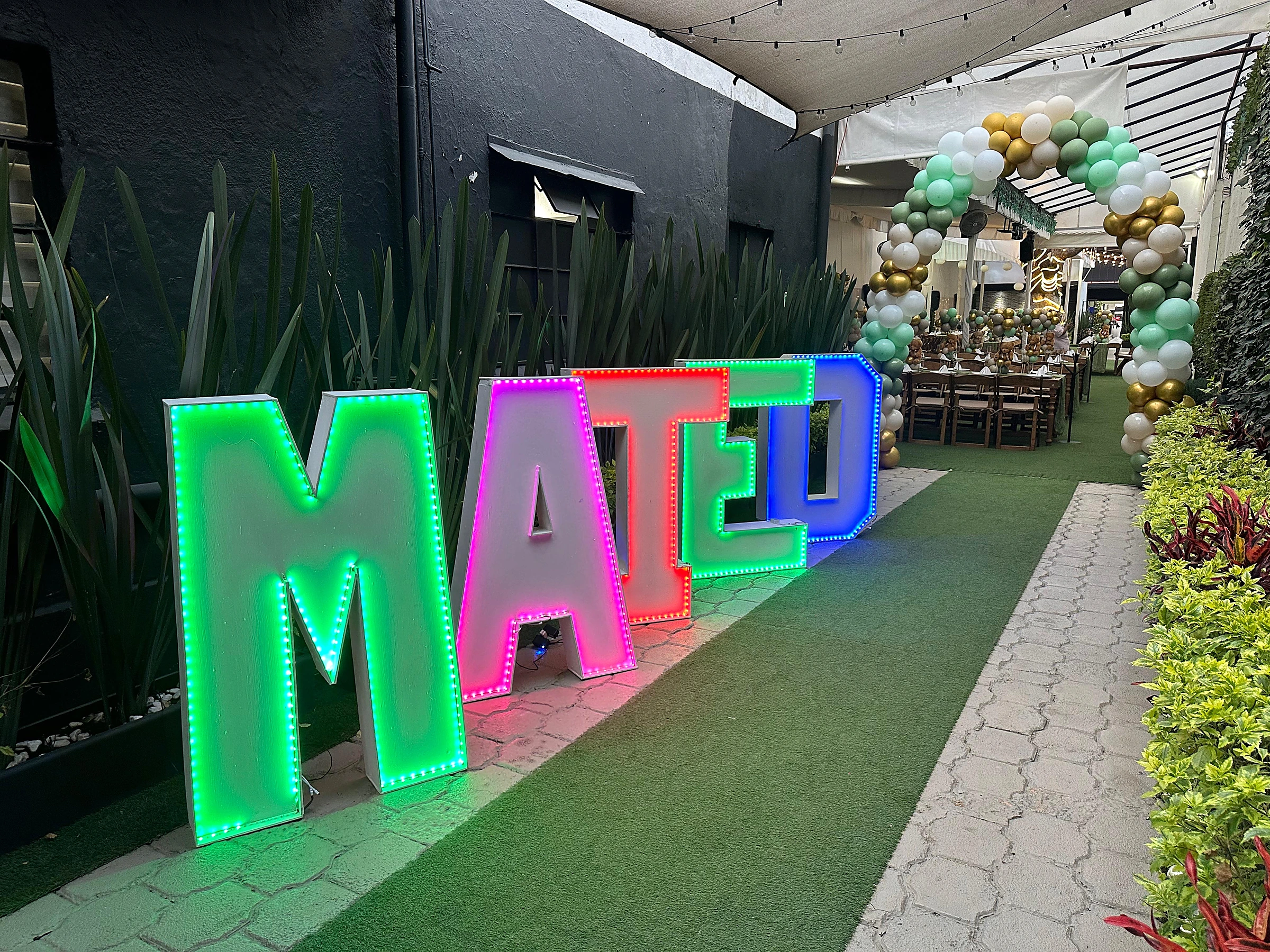 Entrada de evento con letras Mateo y arco de globos